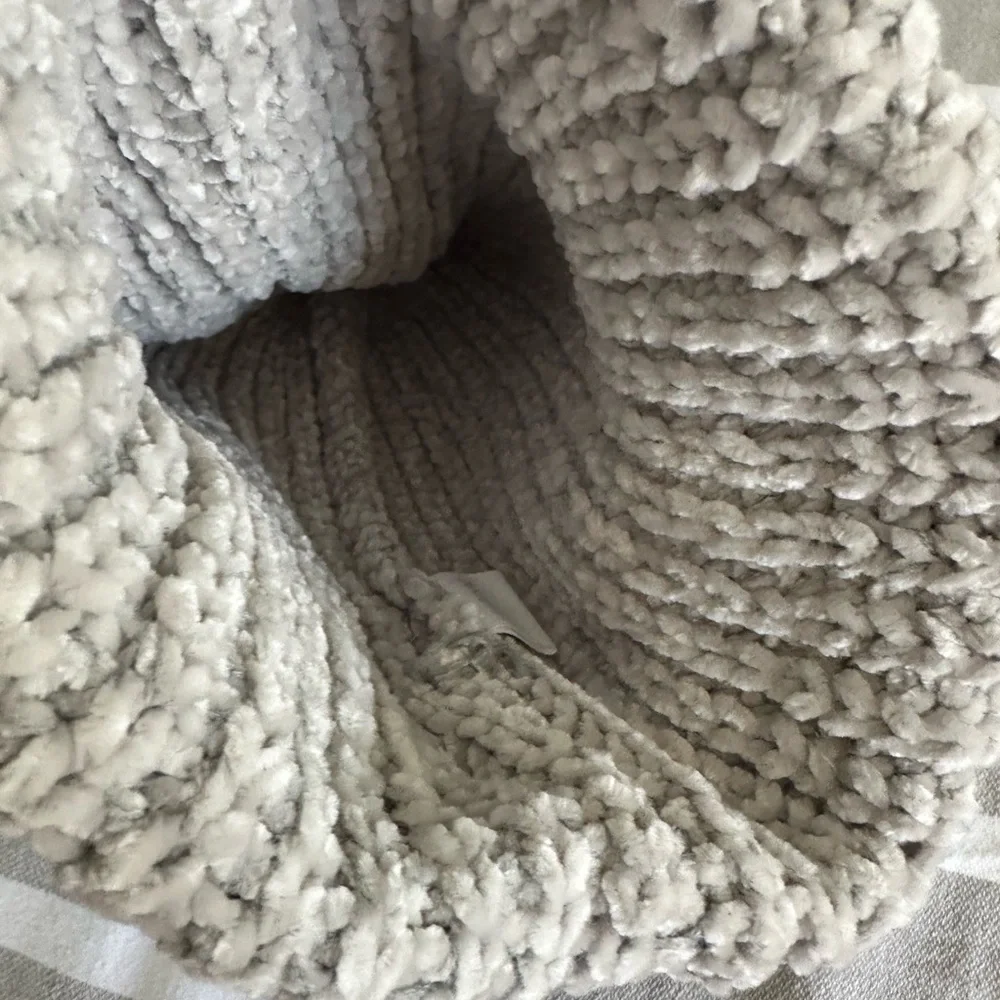 Jules Kae Gray Knit Pom Beanie NWT